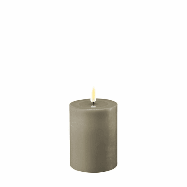 VELA LED DE CERA CON LLAMA REAL 7,5 X 10 CM SAND LISA