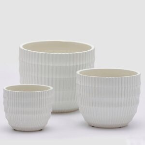 maceteros en líneas de cerámica blancos
