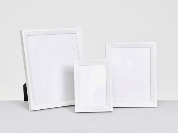MARCO MADERA CON RAYAS BLANCO 20X25 CM