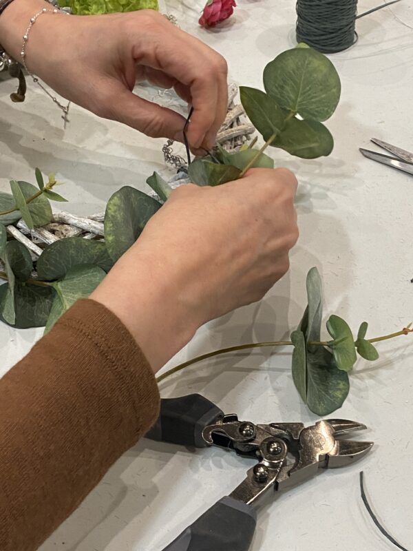 TALLER MONOGRAFICO CORONAS FLORALES CON PLANTAS ARTIFICALES DE CALIDAD - Imagen 11